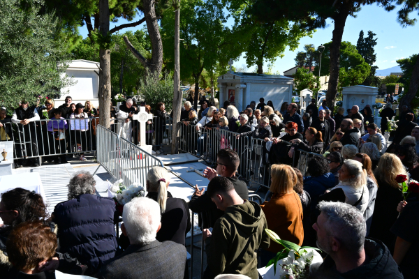 Σαράντα ημέρες χωρίς τον Γιώργο Μαζωνάκη - Συγγενείς και θαυμαστές τον τιμούν στη Νίκαια (Εικόνες - Βίντεο)