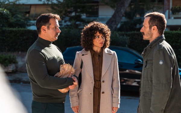 «Μπαμπά, σ’ αγαπώ»: Η Βιργινία στοιχειώνει τα όνειρα του Νίκο σε ρόλο Αλίκης Βουγιουκλάκη