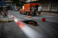 Κακοκαιρία Μπάλλος: Καθίζηση σε δρόμο στο Χαλάνδρι, διακόπηκε η κυκλοφορία