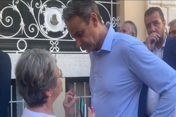 Κερκυραία με 440 ευρώ σύνταξη σταμάτησε τον Μητσοτάκη - Εκκλησία «έδειξε» ο πρωθυπουργός (Ο διάλογος)