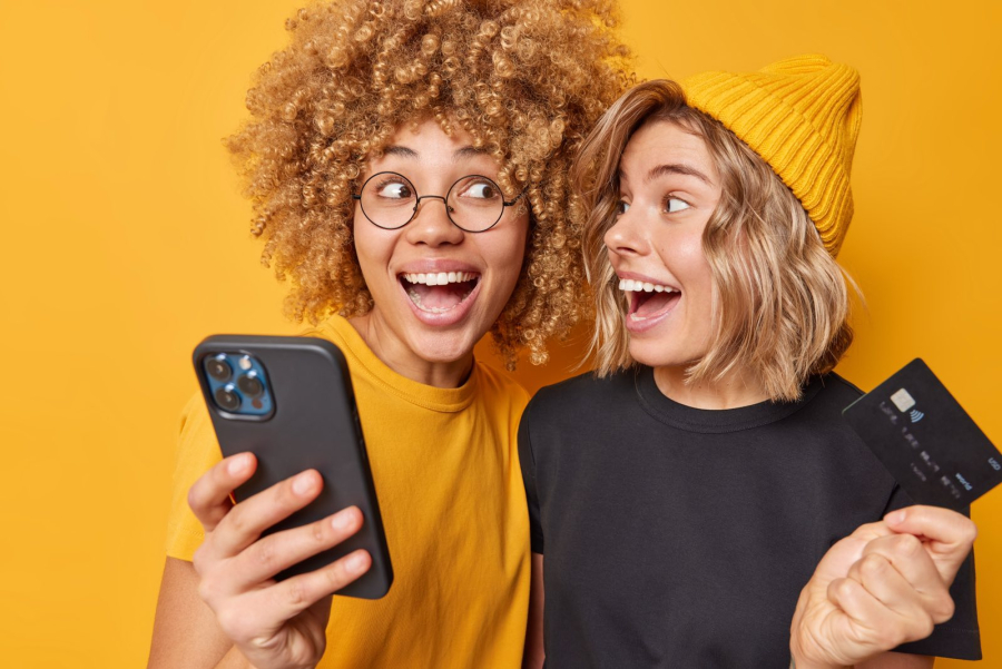 Η τράπεζα έρχεται στο κινητό: Οι εφαρμογές μηνυμάτων γίνονται η νέα μέθοδος για την προσέγγιση της Gen Z και των Millennials