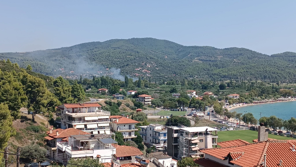 Χαλκιδική: Φωτιά στο Πόρτο Καρράς