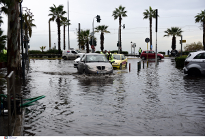 Δρόμος μετ' εμποδίων η Λεωφόρος Ποσειδώνος λόγω συσσώρευσης υδάτων