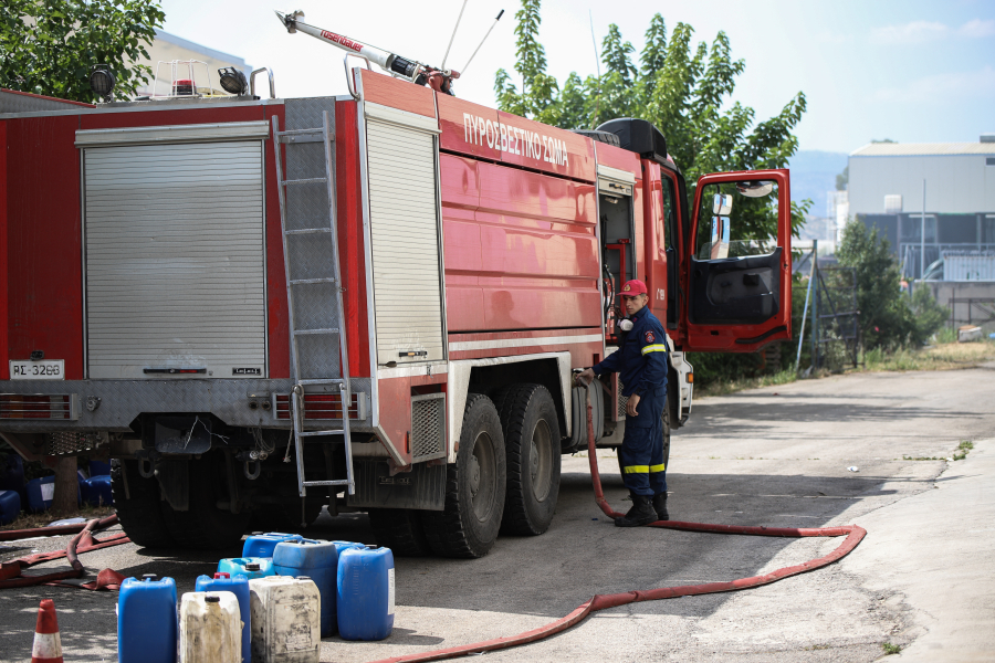 Ασπρόπυργος: Καταγγελία για επίθεση σε πυροσβέστες κατά τη διάρκεια κατάσβεσης φωτιάς
