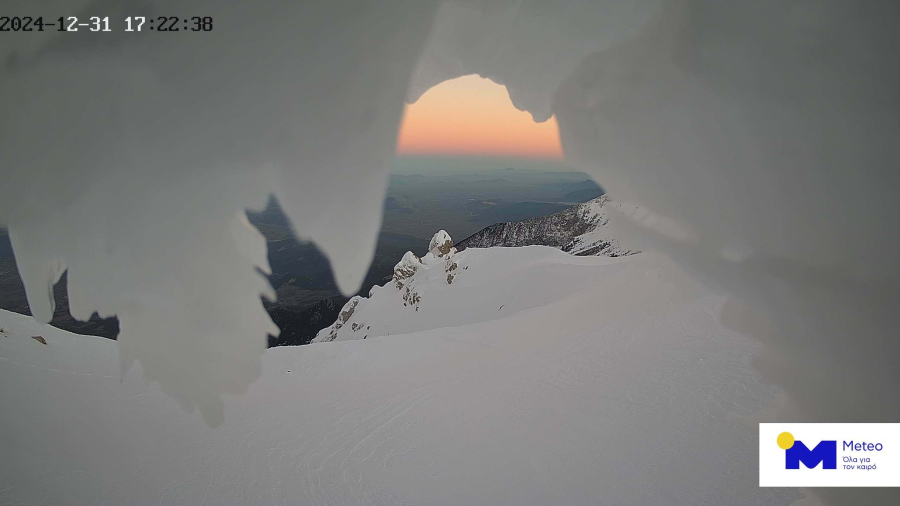 «Το τελευταίο φως του 2024»: Καθηλώνει το ηλιοβασίλεμα από τον Παρνασσό