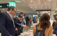 Ποιο βιβλίο αγόρασε ο Κυριάκος Πιερρακάκης στο αεροδρόμιο της Ζυρίχης