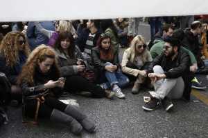 PWC: Ουραγός η Ελλάδα στην απασχόληση των νέων