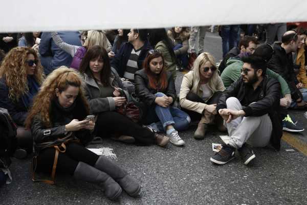 PWC: Ουραγός η Ελλάδα στην απασχόληση των νέων