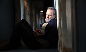 «Άγιος Έρωτας»: Ο Μαρκόπουλος δέχεται μαχαιριά μέσα στη φυλακή