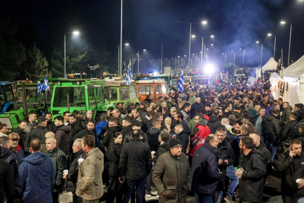 Οι αγρότες κόβουν την Ελλάδα στα δύο - Κλείνουν τα Τέμπη