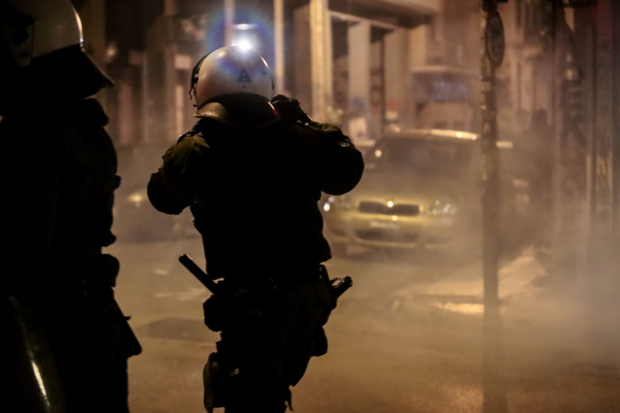 Αγρια νύχτα με πέτρες και φωτιές στα Εξάρχεια - Τραυματίστηκε αστυνομικός