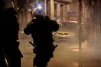 Αγρια νύχτα με πέτρες και φωτιές στα Εξάρχεια - Τραυματίστηκε αστυνομικός