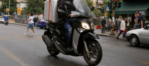 Καλαμάτα: Σοκαριστικό τροχαίο δυστύχημα - Η στιγμή που 26χρονος ντελιβεράς εκσφενδονίζεται και πέφτει σε αυλή (βίντεο)