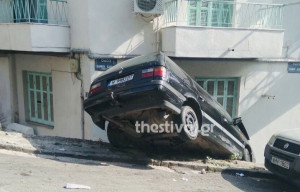 Θεσσαλονίκη: Αυτοκίνητο «καρφώθηκε» σε τοίχο - Φωτογραφίες σοκ (pics)