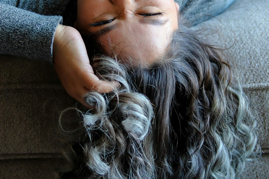 Αυτές οι βιταμίνες θα σε κάνουν να πεις «αντίο» στα γκρίζα μαλλιά