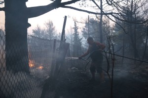 Επικρίσεις σε Τόσκα για την αντιμετώπιση της φωτιάς στον Κάλαμο
