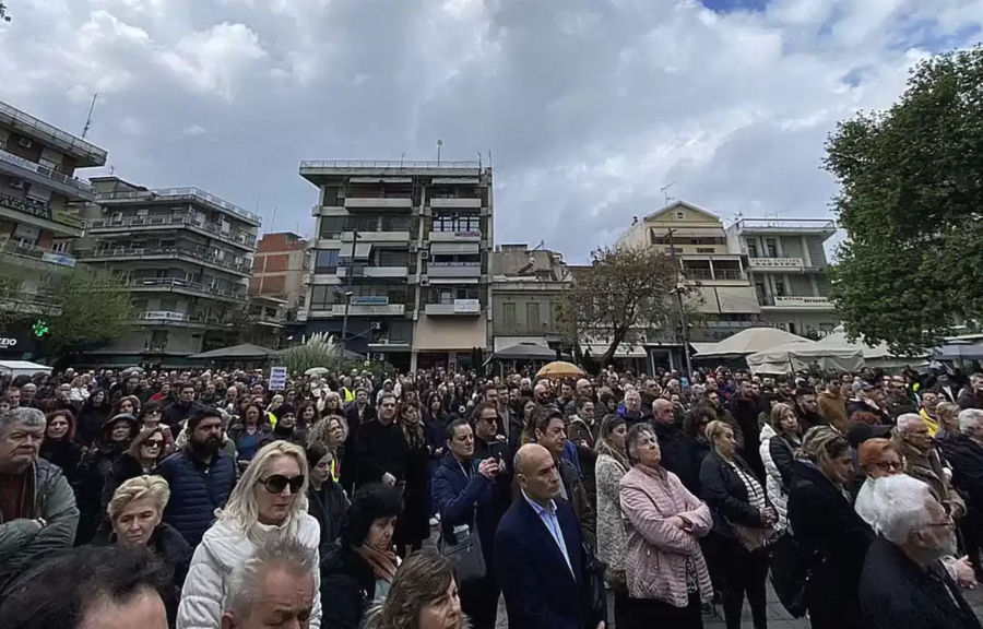 Τέμπη: Συλλαλητήριο στην Κατερίνη - Συγκίνησαν ο Νίκος Πλακιάς και η μητέρα της Κλαούντια (βίντεο)