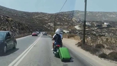 Live your myth in Greece: Οδηγούσε σκούτερ και έσερνε βαλίτσα με ροδάκια