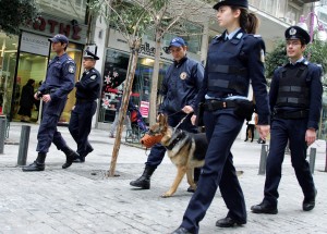 Πεζές περιπολίες από αστυνομικούς λόγω μπαράζ επιθέσεων από τους αναρχικούς