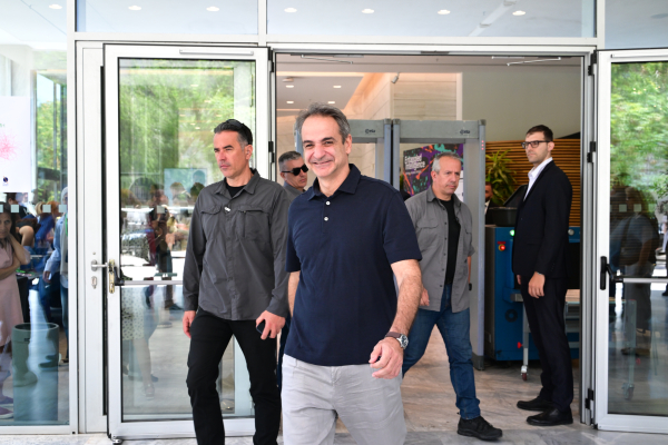 Ιδρώνουν την υπουργική φανέλα εν μέσω θέρους