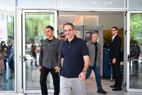 Ιδρώνουν την υπουργική φανέλα εν μέσω θέρους