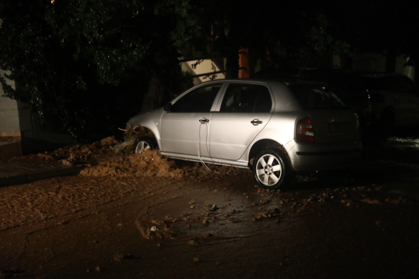 Συγκλονιστική μαρτυρία για τη νεκρή στη Γλυφάδα: «Ήταν ζωντανή - Δοκίμασαν οι γείτονες να σηκώσουν το αυτοκίνητο»