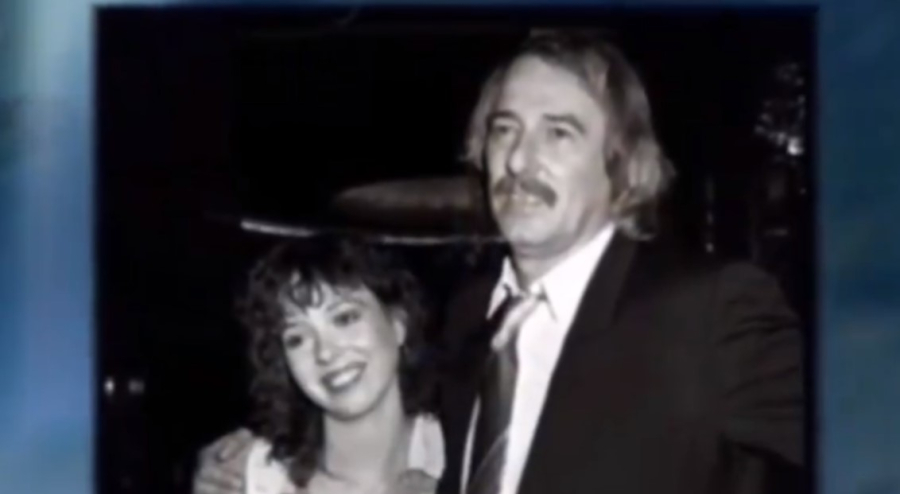 Γνωστή ηθοποιός δηλώνει πως συγχώρεσε τον πατέρα της θρύλο της ροκ: Την βίασε, έκαναν 10 χρόνια σχέση και την άφησε έγκυο