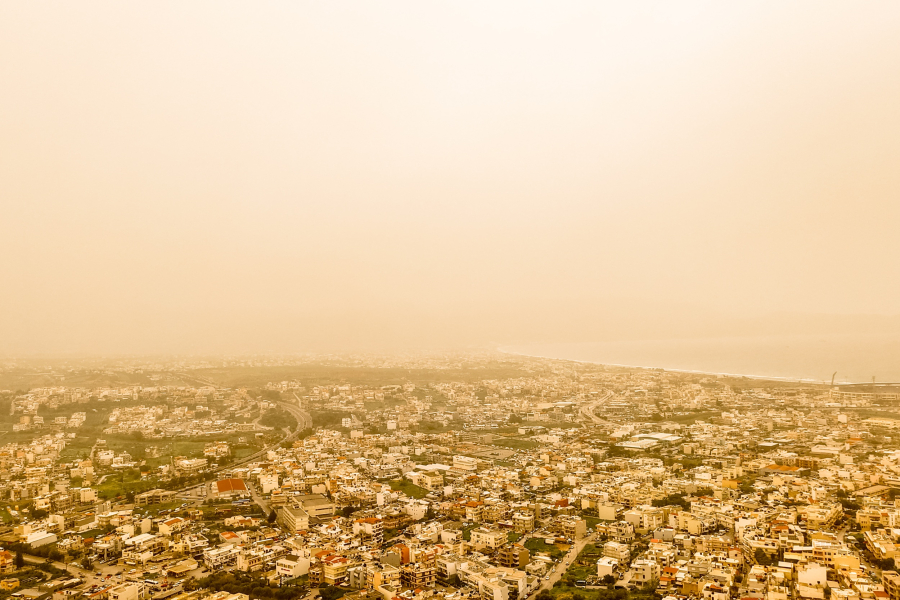 Κακοκαιρία: Αφρικανική σκόνη «πνίγει» την Κρήτη - Προβλήματα στο αεροδρόμιο Ηρακλείου (Εικόνες και βίντεο)