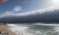 Roll cloud: Το σπάνιο φαινόμενο που αιφνιδίασε λουόμενους και μοιάζει με... τσουνάμι (Βίντεο)