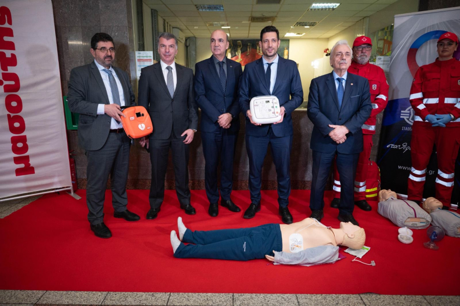 Με απινιδωτές εξοπλίζονται και οι 66 σταθμοί του Μετρό