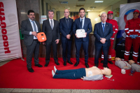 Με απινιδωτές εξοπλίζονται και οι 66 σταθμοί του Μετρό