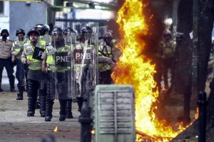 Βενεζουέλα: Σε «εθνικό αποκλεισμό» προχωρούν οι διαδηλωτές