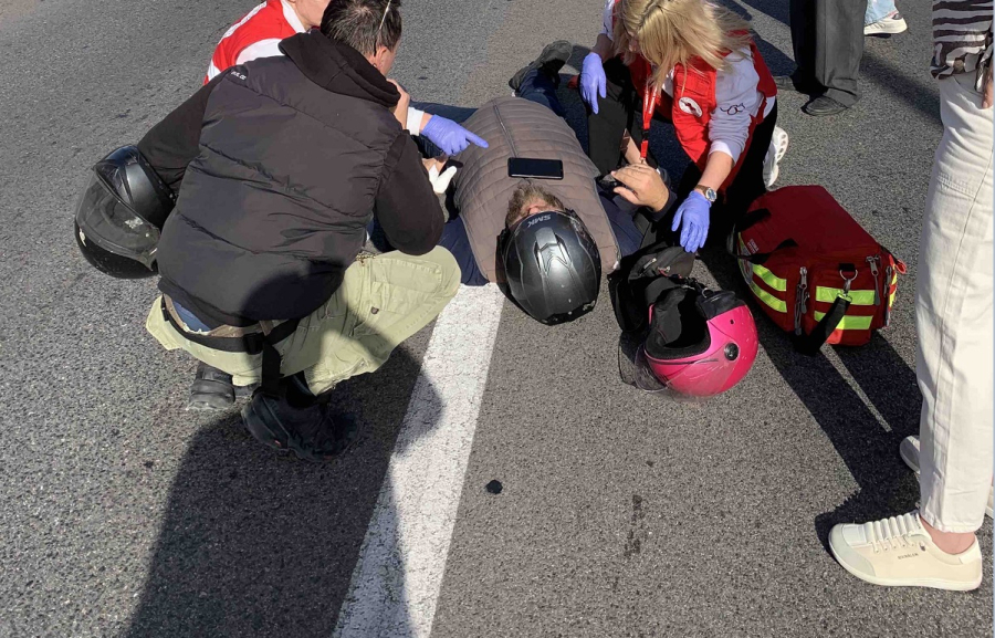 Τροχαίο στον Κηφισό: Νοσηλεύτριες του Ερυθρού Σταυρού έδωσαν τις πρώτες βοήθειες σε τραυματία (Βίντεο)