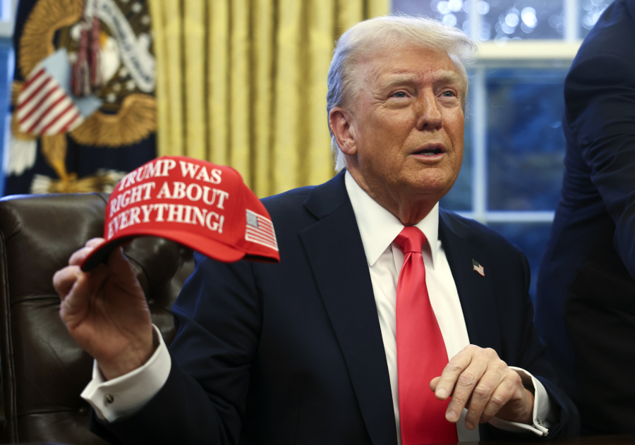 Καπελάκια «Trump 2028» πουλάει στο ηλεκτρονικό του κατάστημα ο Τραμπ