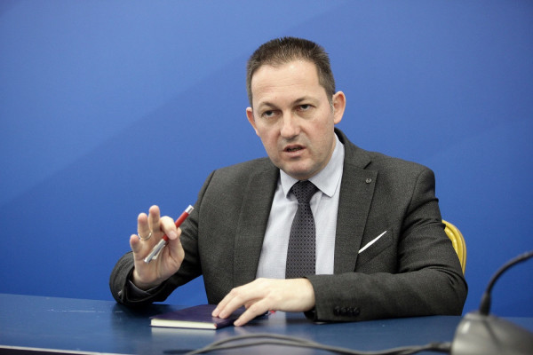 Πέτσας: Αντιπολίτευση στο γόνατο ο κ. Τσίπρας - Ποιον κοροϊδεύει ο «μπαγάσας»;