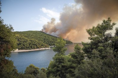 Φωτιά στη Σκόπελο, καίει δασική έκταση, στη μάχη της κατάσβεσης και εναέρια μέσα