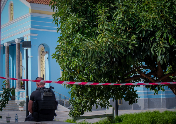 Κηδεία 56χρονης: Με ανιχνευτή μετάλλων η είσοδος στην εκκλησία - Εκδόθηκαν τα εντάλματα σύλληψης των τριών αδελφών