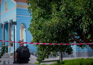 Κηδεία 56χρονης: Με ανιχνευτή μετάλλων η είσοδος στην εκκλησία - Εκδόθηκαν τα εντάλματα σύλληψης των τριών αδελφών