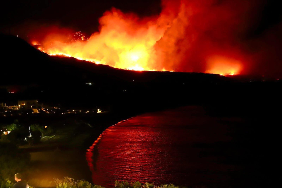 Ώρες αγωνίας με την φωτιά στην Ιεράπετρα: Καμένα σπίτια, απεγκλωβισμοί ατόμων από τη θάλασσα (Εικόνες - Βίντεο)