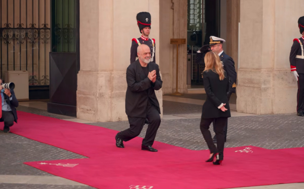 Ο Ράμα τήρησε την «παράδοση», γονάτισε μπροστά στη Μελόνι (Βίντεο)