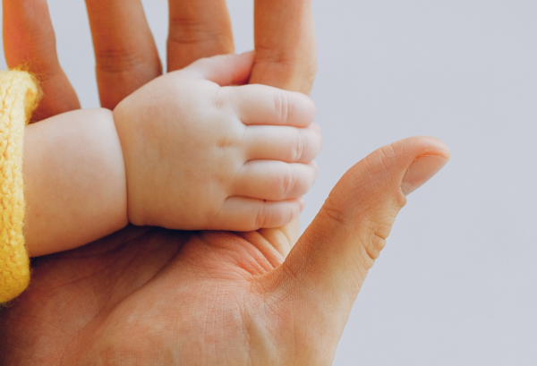 Κύκλωμα παράνομων υιοθεσιών και εμπορίας ωαρίων: Ένας γιατρός και μια δικηγόρος οι δύο νέοι κατηγορούμενοι