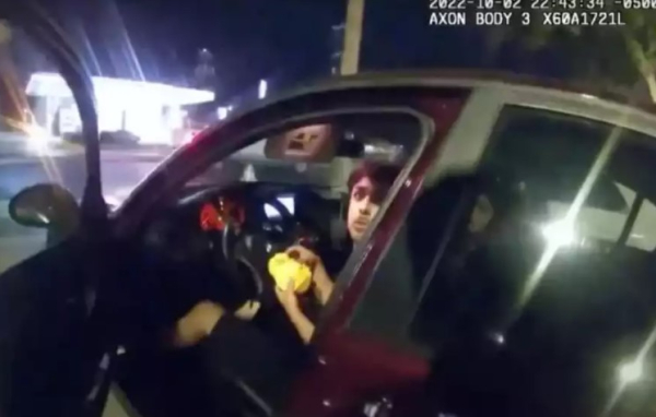 Σοκ στις ΗΠΑ: Αστυνομικός πυροβόλησε έφηβο που… έτρωγε αμέριμνος (βίντεο)