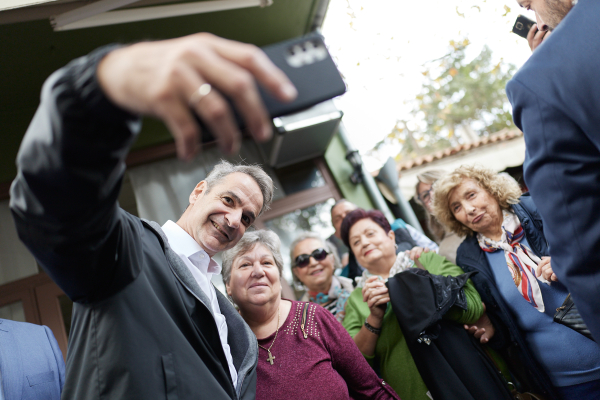 Αποστολή εξετελέσθη - Η φυγάδευση Μητσοτάκη από τον πίσω… δρόμο (Βίντεο)