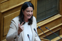 Η Κεραμέως επέλεξε να απαντάει στον... Κουτσούμπα!