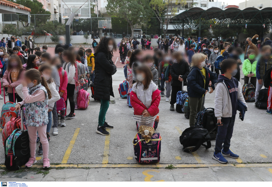 Χτυπά το πρώτο κουδούνι: Η άδεια που δικαιούνται οι γονείς για τον αγιασμό και όχι μόνο