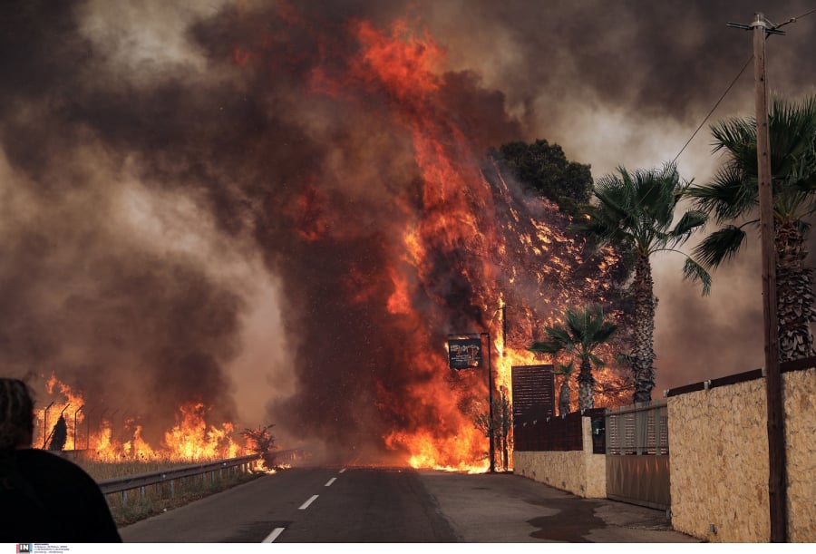 Φωτιά στη Βαρυμπόμπη: Έκκληση αστυνομικού σε οικογένεια, «αν δε φύγετε από το σπίτι, θα μείνω και θα καώ μαζί σας»