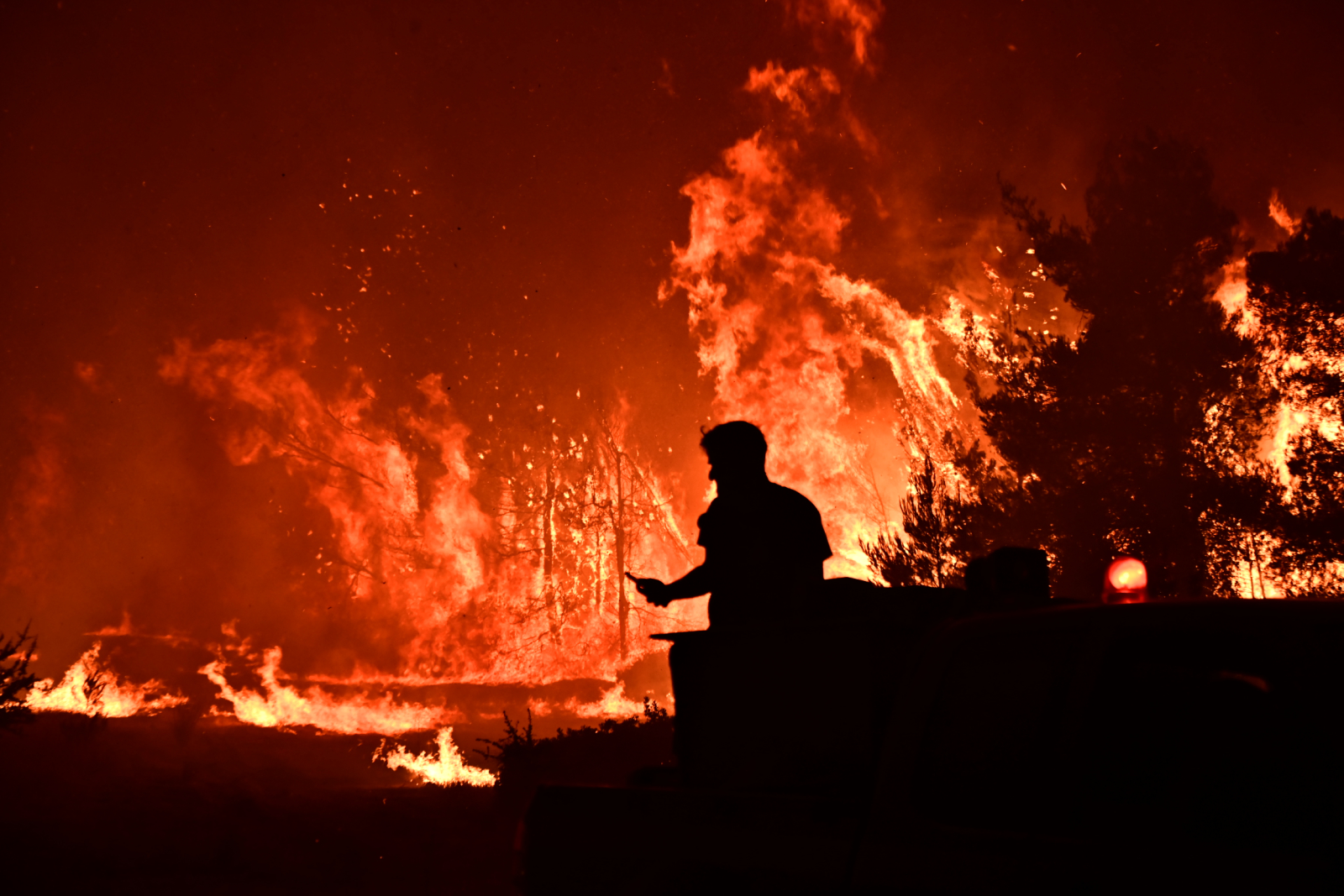 Ολονύχτια μάχη με τα μέτωπα της φωτιάς σε Πόρτο Γερμενό, Βένιζα και Ψάθα: Kαμένα σπίτια και μπαράζ «112»
