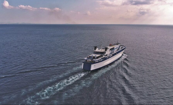 Μπλακ άουτ στο «Ιονίς» - Το πλοίο πλέει με μία μηχανή προς το Λαύριο