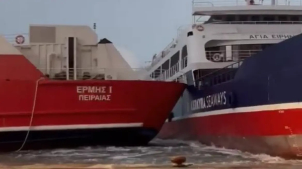 Σύγκρουση πλοίων στην Ηγουμενίτσα - Έσπασαν οι κάβοι λόγω ισχυρών ανέμων (βίντεο)