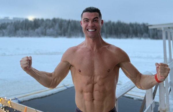 Ο Κριστιάνο Ρονάλντο με το μαγιό στους -20 βαθμούς, βουτά στο παγωμένο νερό (Βίντεο)